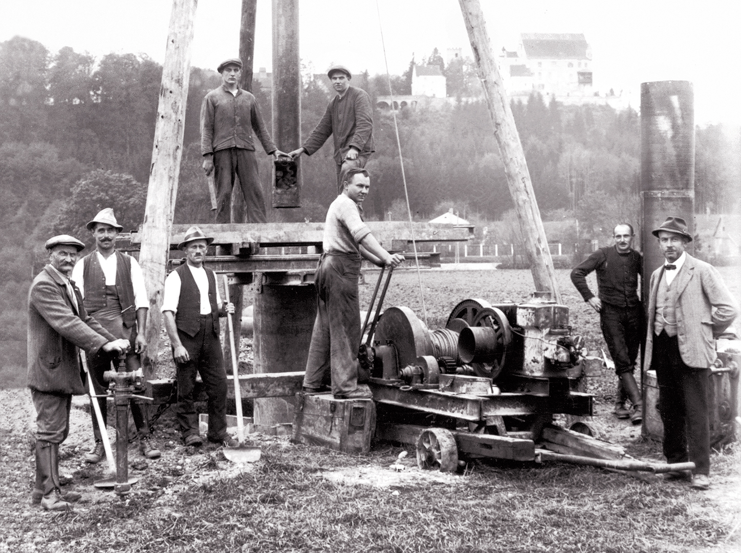 Bauer builds an artesian well in Schrobenhausen