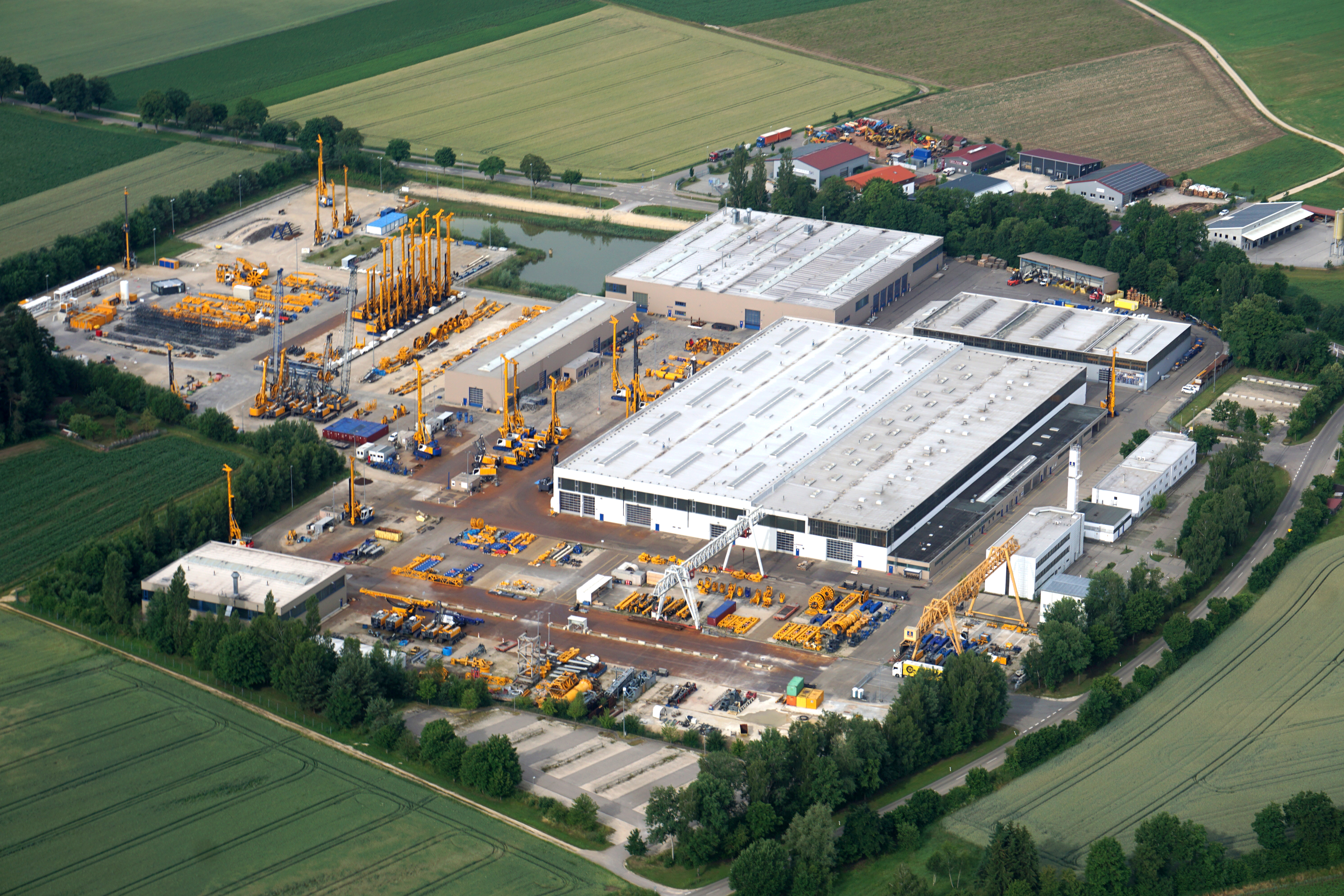 In 2002, Bauer builds new halls and extensive outdoor premises for BAUER Maschinen GmbH in Aresing