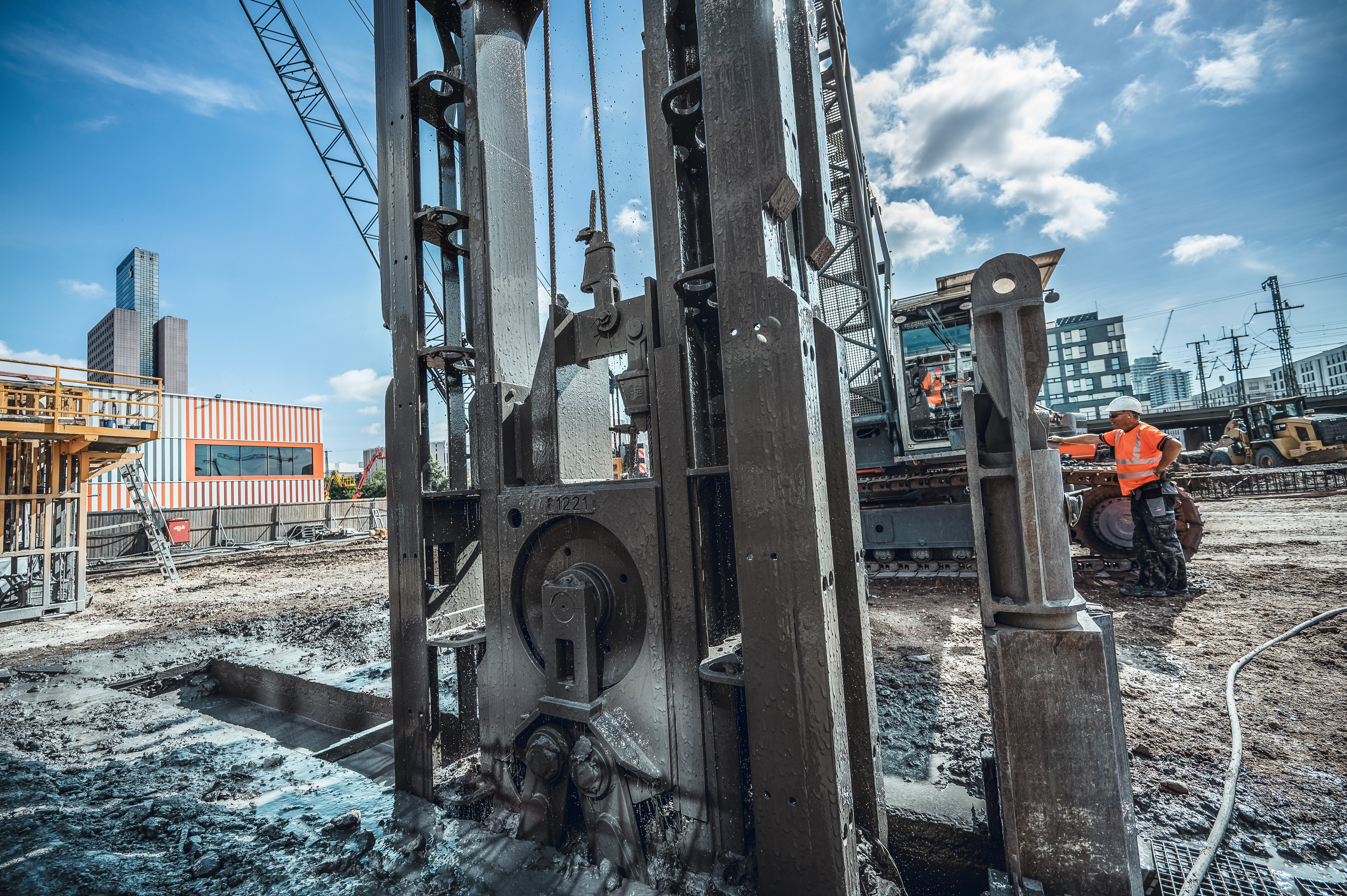 Bauer Spezialtiefbau installing two-phase diaphragm wall using grab