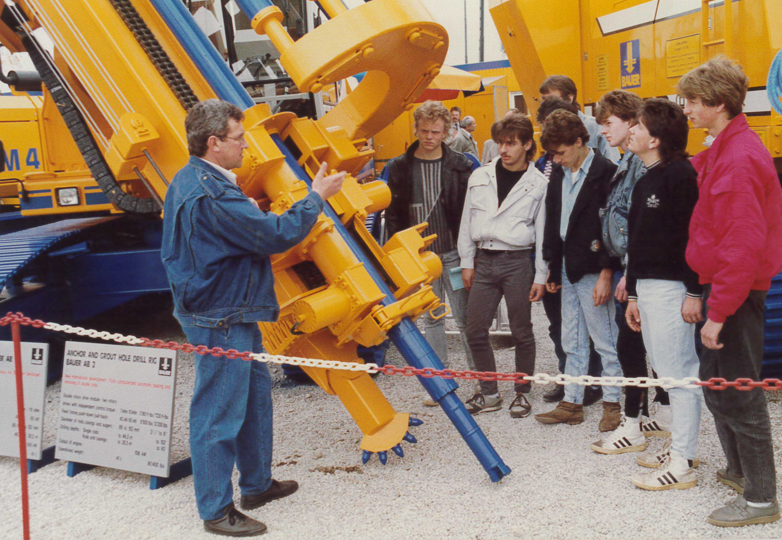 1In 1989, Bauer exhibits at the Bauma in Munich for the first time