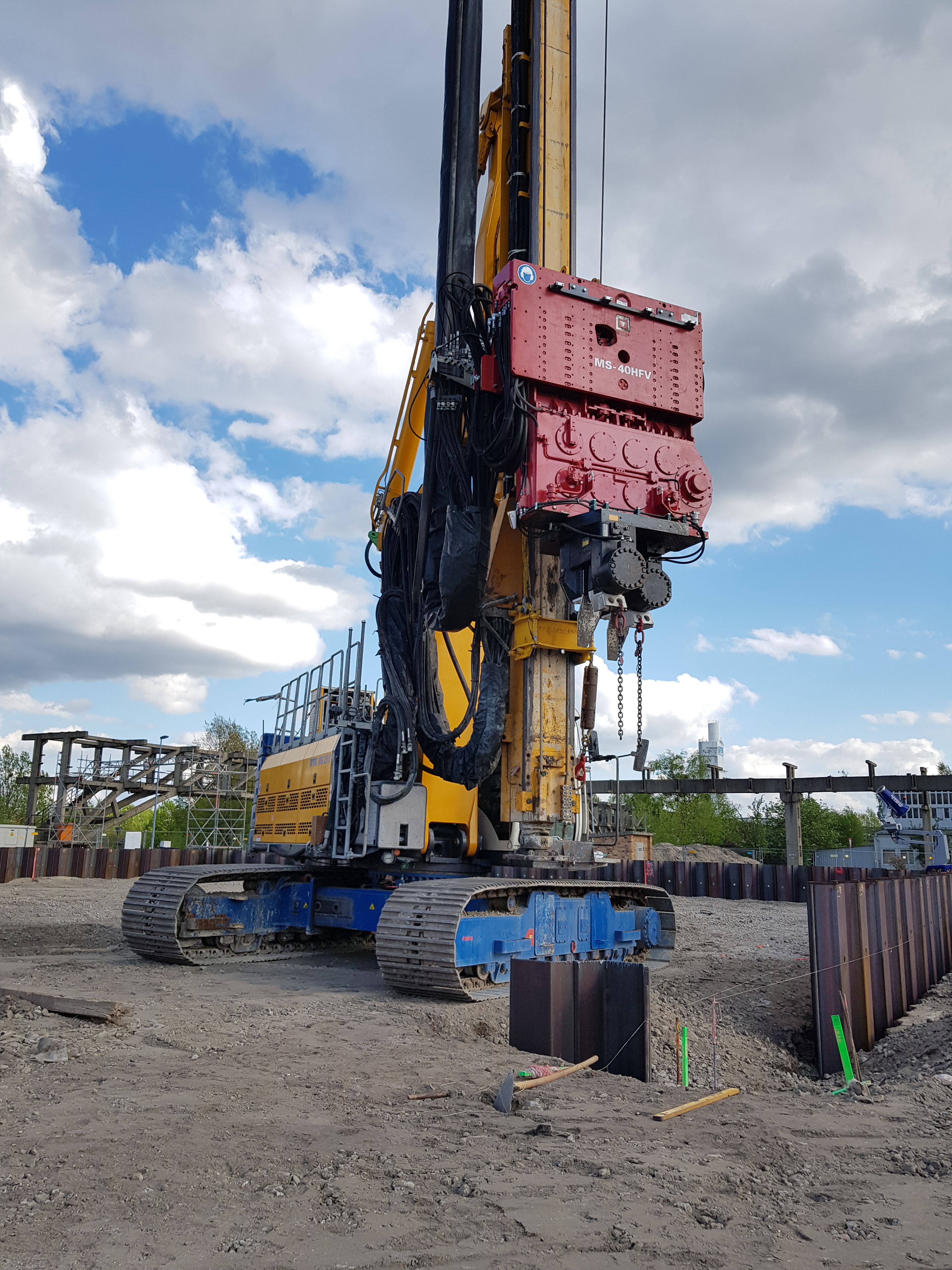 Bauer Spezialtiefbau installs sheet pile walls