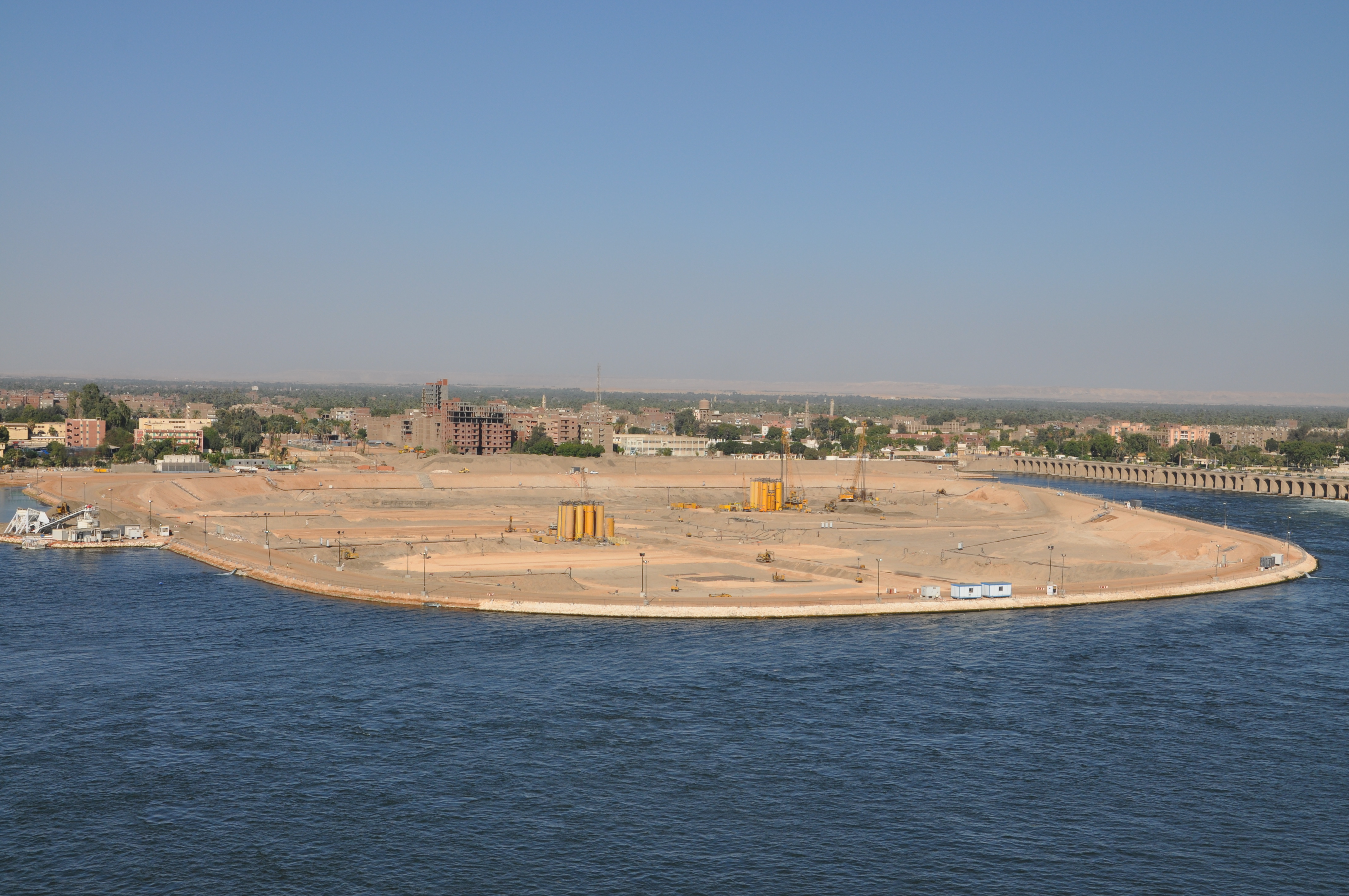 Dichtwandarbeiten für neues Stauwerk New Assiut in Oberägypten von Bauer Spezialtiefbau