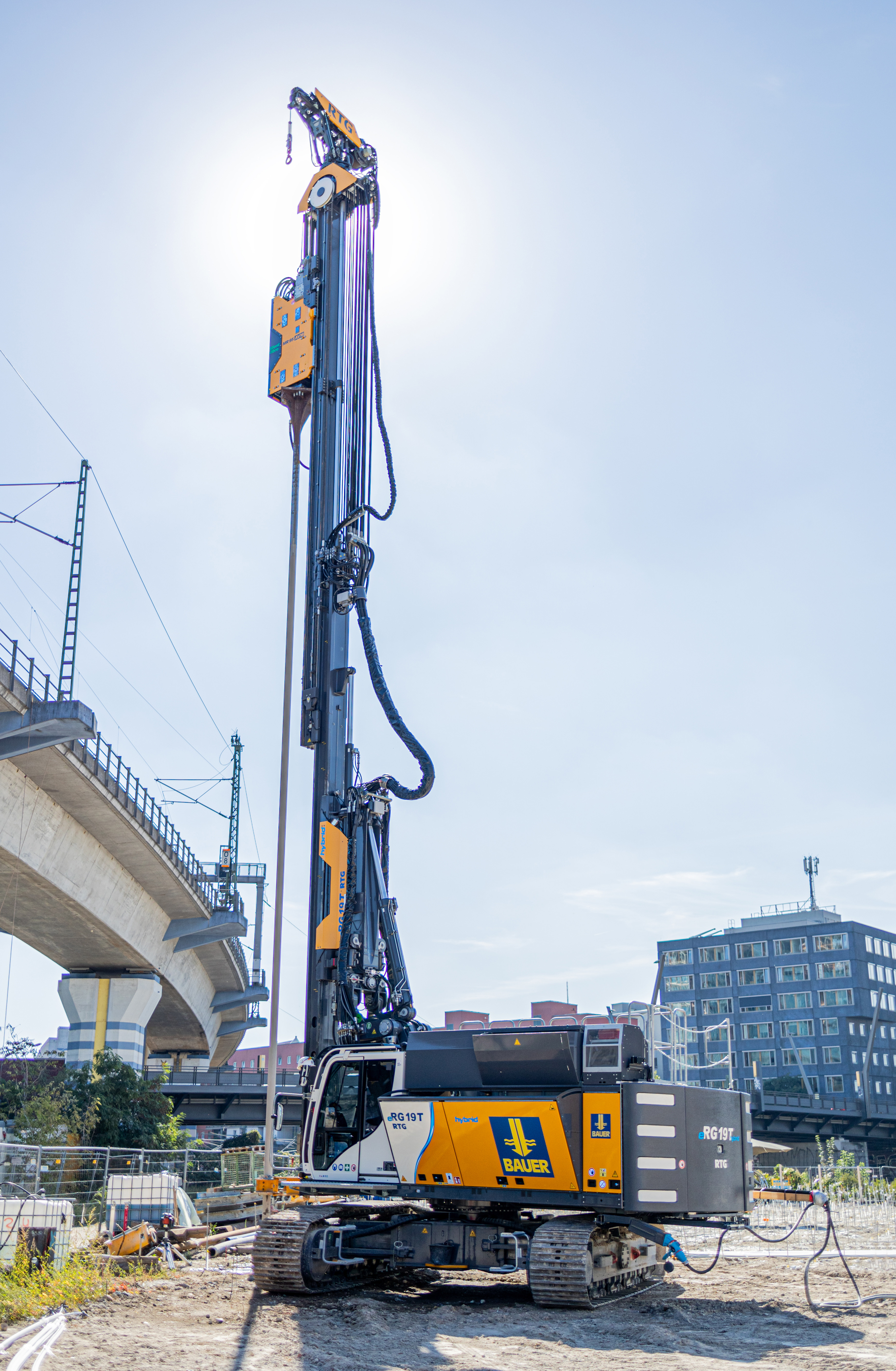 First deployment of eRG 19 T hybrid from RTG Rammtechnik in Berlin.