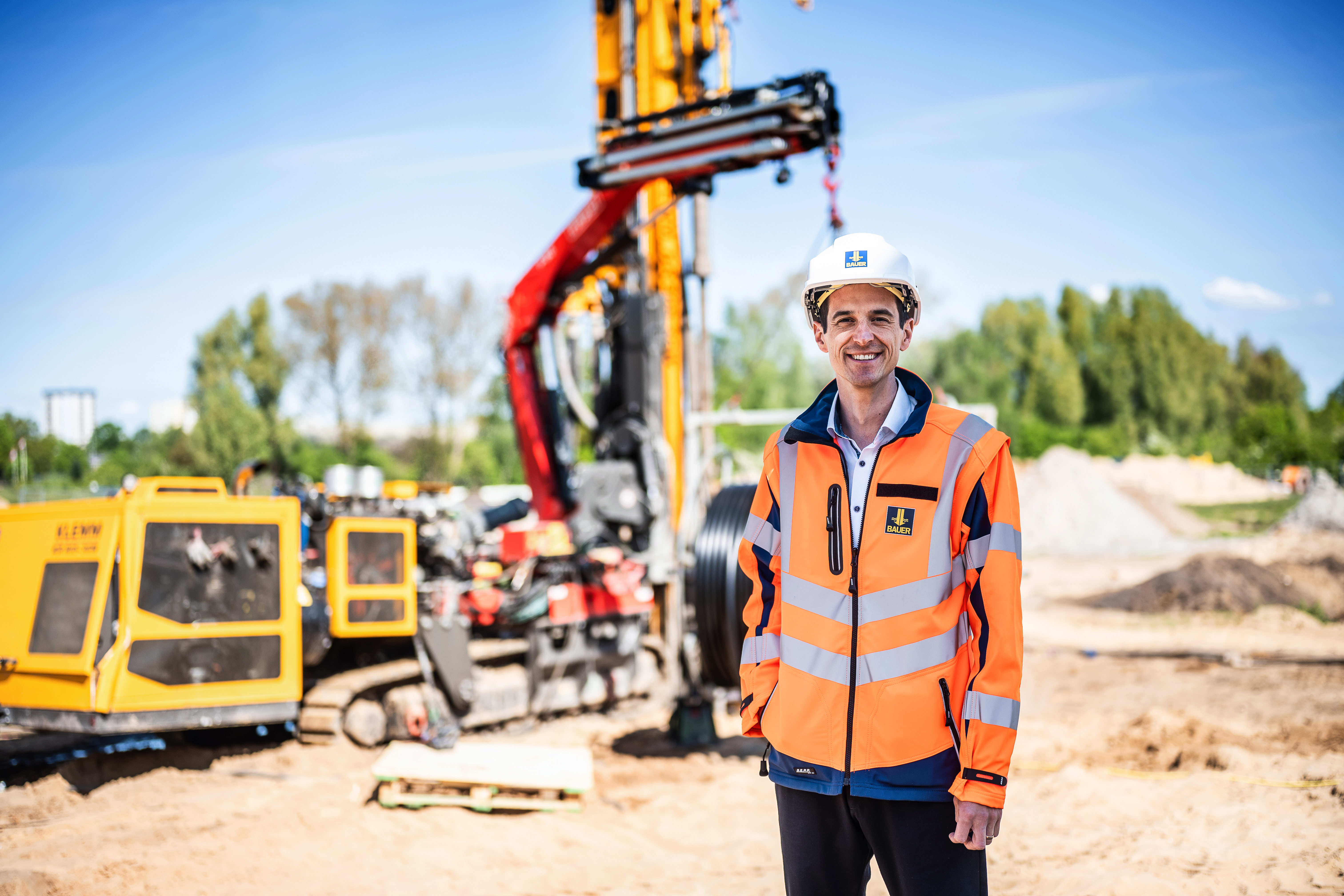 Ob Baustelle, Produktion oder Büro: Bauer sucht Mitarbeiter in unterschiedlichen Bereichen und Positionen.