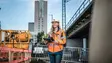 Bauleiterin Severine Ax koordiniert die Baugrubenerstellung Messeeingang Süd Frankfurt von Bauer Spezialtiefbau