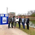 Dipl.-Ing. Mareike Bodsch, Head of the Aschaffenburg Waterway Construction Authority, handed over the contract documents to the JV representatives.
