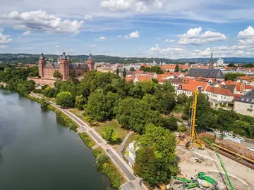 Baugrube mit Ausblick in Aschaffenburg von Bauer Spezialtiefbau