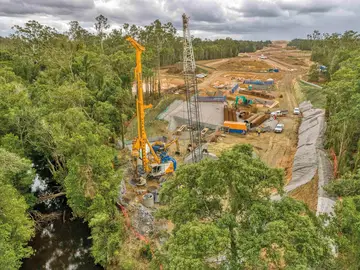 Bauer Spezialtiefbau führt Bohrpfahlarbeiten für den Ausbau des Bruce Highway in Cooroy, Australien durch