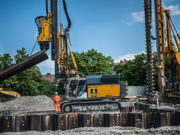 Bauer Spezialtiefbau constructing a sheet pile wall in Munich
