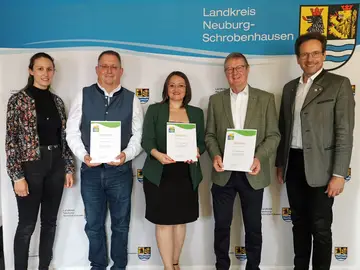 Landrat Peter von der Grün überreichte im Juni drei Teilnehmerurkunden am Umwelt- und Klimapakt Bayern an die BAUER AG. 