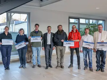 Symbolic handover of the check: Bauer Executive Board Member Peter Hingott (4th from left) was pleased to hand over a total of 12,000 euros to representatives of six organizations in the region.