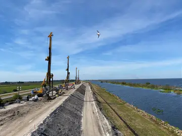  Bauer Spezialtiefbau performs cut-off wall work on the Herbert Hoover Dike in Florida