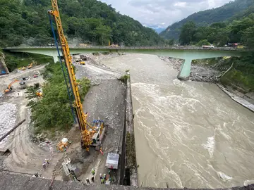 Strom aus Wasserkraft am Teesta-Fluss in Indien von Bauer Spezialtiefbau