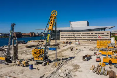 Herstellung einer zweilagig rückverankerten Schlitzwand auf Baustelle in Kopenhagen von Bauer Spezialtiefbau