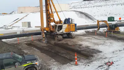 Ausführung von Feldversuchen mittels Düsenstrahl- und Cutter-Soil-Mixing-Verfahren zur Bodenverbesserung für die Red Dog Mine von Bauer Spezialtiefba