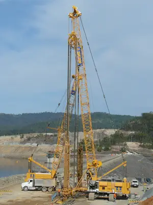 Herstellung einer Dichtwand für Hinze Damm in Australien von Bauer Spezialtiefbau