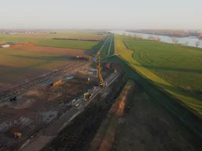 Herstellung Mixed-in-Place Dichtwand für Deichsanierung Mündelheim von Bauer Spezialtiefbau