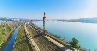 Mixed-in-Place Dichtwand für Aramon Deich in Frankreich von Bauer Spezialtiefbau