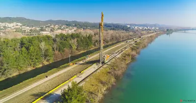 Sanierung des Aramon Deiches in Frankreich von Bauer Spezialtiefbau