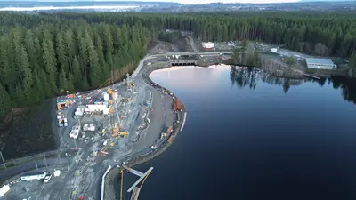 Seismic upgrades included the construction of a plastic concrete cut-off wall on the Middle Earth-fill Dam. Bauer utilized two MC 96 machines with a hydraulic grab and cutter to excavate the new primary seepage barrier.