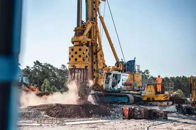 Drilling rig in use at the Kriegenbrunn Lock by Bauer Spezialtiefbau